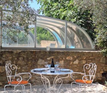 Saint-Julien-de-Peyrolas House | Gîte avec piscine couverte