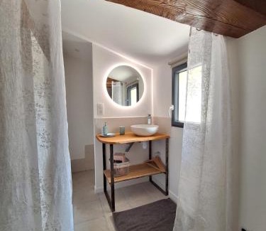 Saint-Julien-de-Peyrolas House | Gîte avec piscine couverte