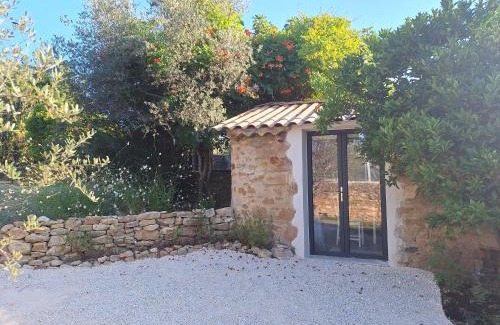 Saint-Julien-de-Peyrolas House | Gîte avec piscine couverte