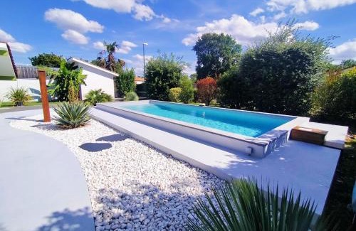 Brach House | Relaxing Retreat with Pool & Spa Near Bordeaux and Lacanau