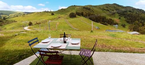 Camurac Apartment | Experience Breathtaking Mountain Views and Oceanfront Dining
