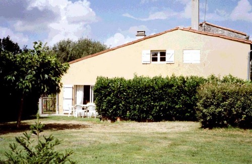 Avensan House | Family-Friendly Gîte Avensan for 6 in Beautiful Surroundings