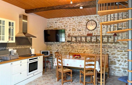 Avrilly House | Gîte Avrilly: Ideal Retreat with Pool & Child-Friendly Atmosphere
