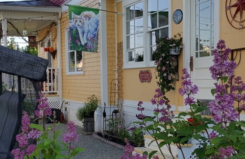 Macamic Bed & Breakfast | Quaint Gîte: Relaxing B&B with Oceanfront Views & Pool