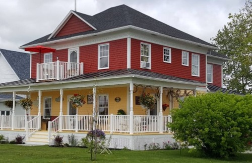 Macamic Bed & Breakfast | Quaint Gîte: Relaxing B&B with Oceanfront Views & Pool