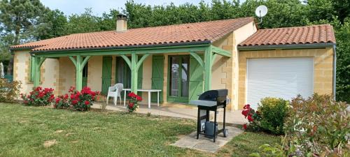 Marcillac-Saint-Quentin House | Gîte Bel Horizon: Oceanfront Retreat with Pool & Pets Welcome