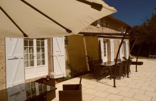 Renneville House | Gîte Belfloret: Oceanfront Retreat with Pool & Kids' Care