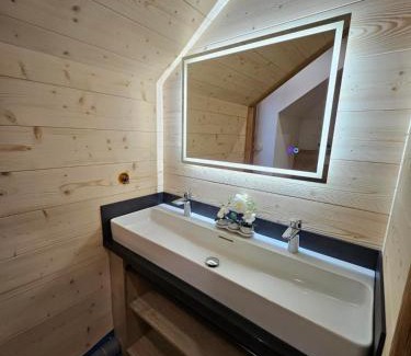 Ventron Apartment | Gîte Bleuet: Family Loft with Game Room & Spa Retreat
