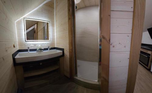 Ventron Apartment | Gîte Bleuet: Family Loft with Game Room & Spa Retreat