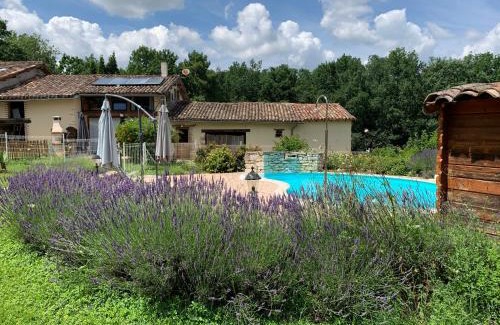 Lafrancaise House | Cozy Gîte Bois et Senteurs with Oceanfront Pool Access