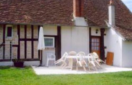 Neuvy House | Family-Friendly Getaway at Gîte Bracieux - Rated 8/10