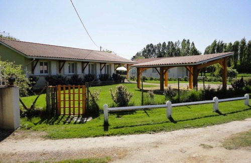 Cezac House | Gîte Cézac: Family-Friendly Retreat with Pet Access