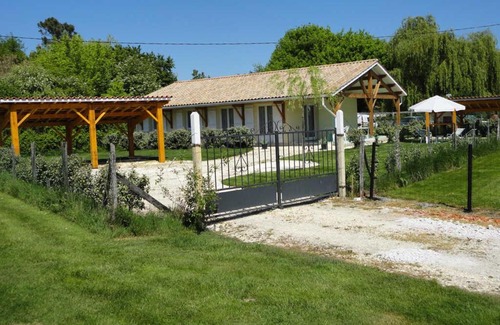 Cezac House | Gîte Cézac: Family-Friendly Retreat with Pet Access