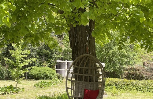Besset Apartment | Gîte côté Parc: Relaxing Retreat with Pool and Spa Access