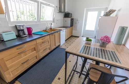 Eyres-Moncube House | Family-Friendly Gîte Capérot with Kitchen in Eyres Moncube