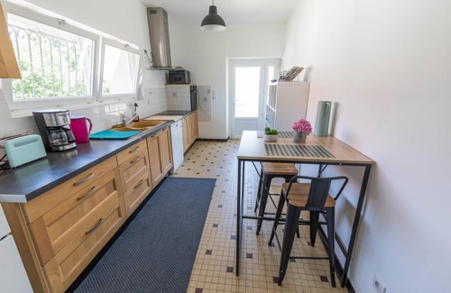 Eyres-Moncube House | Family-Friendly Gîte Capérot with Kitchen in Eyres Moncube