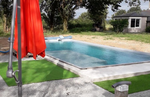 Casson House | Gîte Casson: Cozy Retreat with Pool for Two Guests
