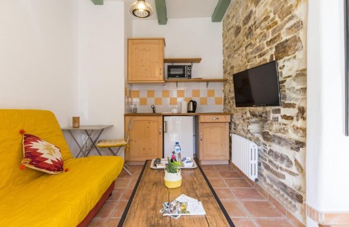 Casson House | Gîte Casson: Cozy Retreat with Pool for Two Guests