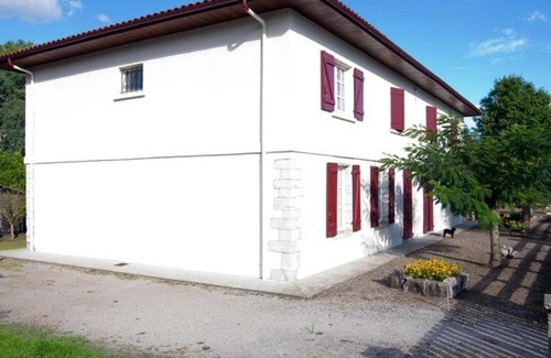 Castets House | Spacious Gîte Castets for 8 - Perfect Family Getaway