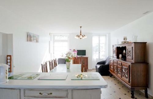 Castets House | Spacious Gîte Castets for 8 - Perfect Family Getaway