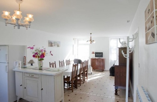 Castets House | Spacious Gîte Castets for 8 - Perfect Family Getaway
