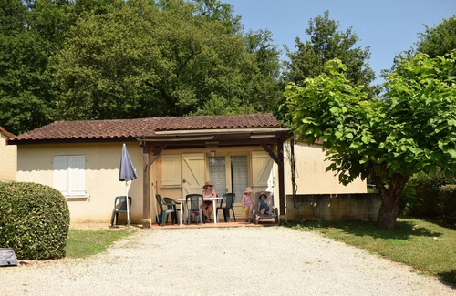 Thonac Cottage | Family-Friendly Gîte Chêvrefeuille near Lascaux with Pool