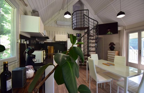 Gueyze Ski Chalet | Unique Chalet with Pool and Lake Near the Landes Region