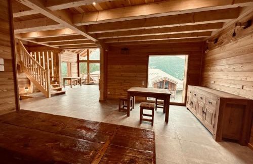 Chateau-Ville-Vieille Hotel | Discover Gîte Chalet La Vie Sauvage: Spa & Hot Tub Retreat