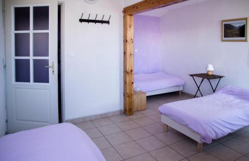 Chateau-Ville-Vieille Hotel | Discover Gîte Chalet La Vie Sauvage: Spa & Hot Tub Retreat