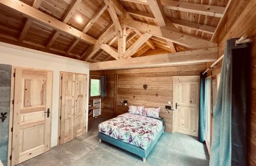 Chateau-Ville-Vieille Hotel | Discover Gîte Chalet La Vie Sauvage: Spa & Hot Tub Retreat