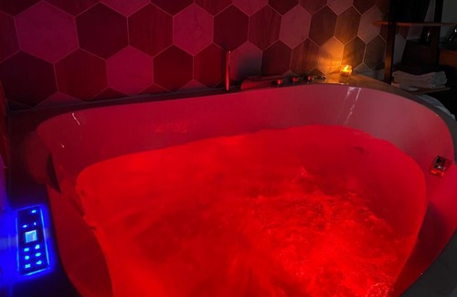 Le Mesnil-en-Vallee House | Cozy Room with Hot Tub - Perfect for Relaxing Getaways