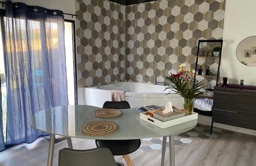 Le Mesnil-en-Vallee House | Cozy Room with Hot Tub - Perfect for Relaxing Getaways