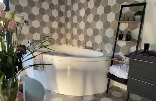 Le Mesnil-en-Vallee House | Cozy Room with Hot Tub - Perfect for Relaxing Getaways