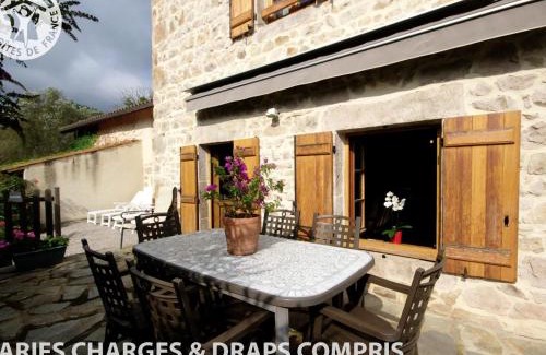 Perigneux House | Comfortable Gîte Périgneux: Ideal for Families & Pets