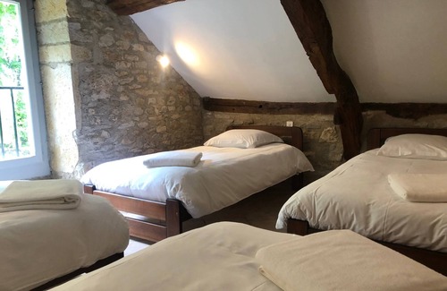 Caylus Cottage | Relax at Gîte Charles Baudelaire with Pool & Family Comfort
