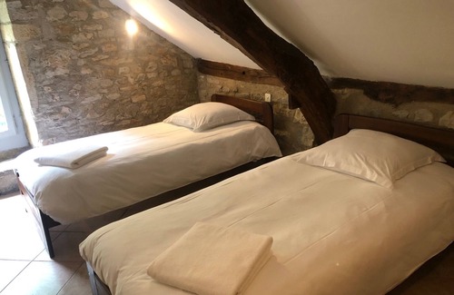 Caylus Cottage | Relax at Gîte Charles Baudelaire with Pool & Family Comfort