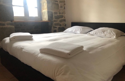 Caylus Cottage | Relax at Gîte Charles Baudelaire with Pool & Family Comfort