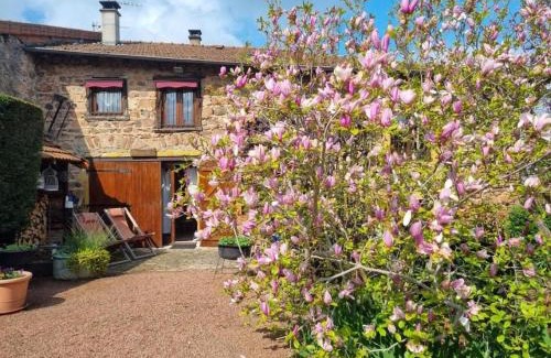 Cuinzier House | Delightful Gîte with Private Garden, Near Historic Sites