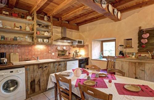Cuinzier House | Delightful Gîte with Private Garden, Near Historic Sites
