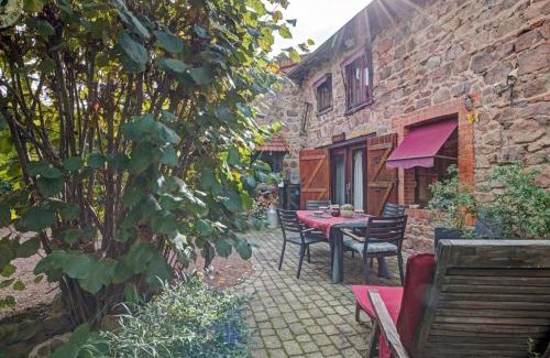 Cuinzier House | Delightful Gîte with Private Garden, Near Historic Sites