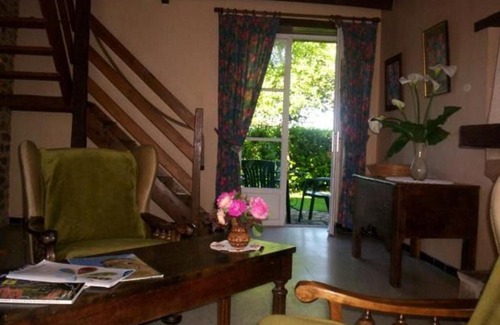 Joue-l'Abbe House | Charming Gîte with Fireplace, Garden & 3 Bedrooms Await
