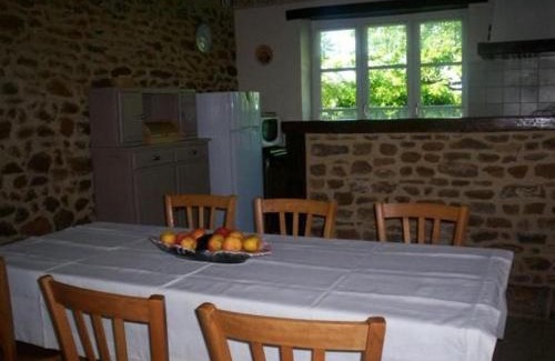 Joue-l'Abbe House | Charming Gîte with Fireplace, Garden & 3 Bedrooms Await