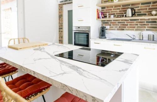 Saulcet House | Relaxing Gîte with Spa and Terrace in Scenic Vineyards