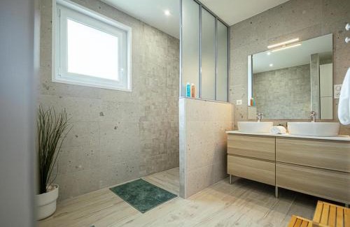 Saulcet House | Relaxing Gîte with Spa and Terrace in Scenic Vineyards