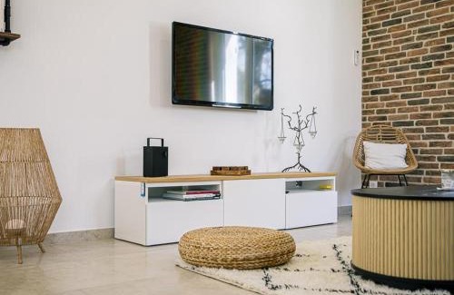 Saulcet House | Relaxing Gîte with Spa and Terrace in Scenic Vineyards