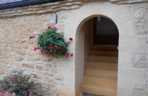 Carlux Apartment | Cozy Gîte with Garden, Wi-Fi & Pet Friendly Near Sarlat