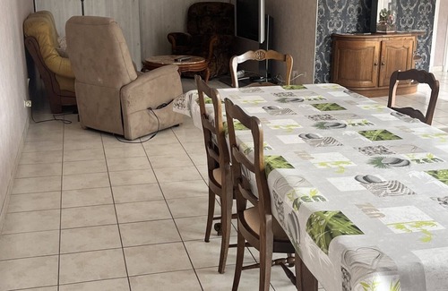 Damery House | Cozy Gîte chez Delphine: Family-Friendly Stay with Breakfast