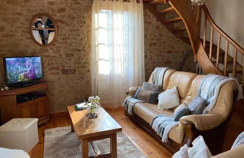 Frayssinet-le-Gelat House | Experience Authentic Comfort at Gîte chez Lilly with Pool
