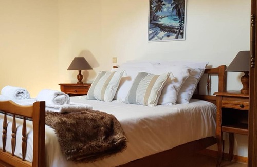 Frayssinet-le-Gelat House | Experience Authentic Comfort at Gîte chez Lilly with Pool