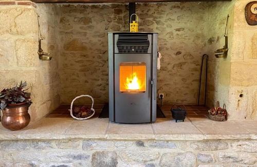 Frayssinet-le-Gelat House | Experience Authentic Comfort at Gîte chez Lilly with Pool